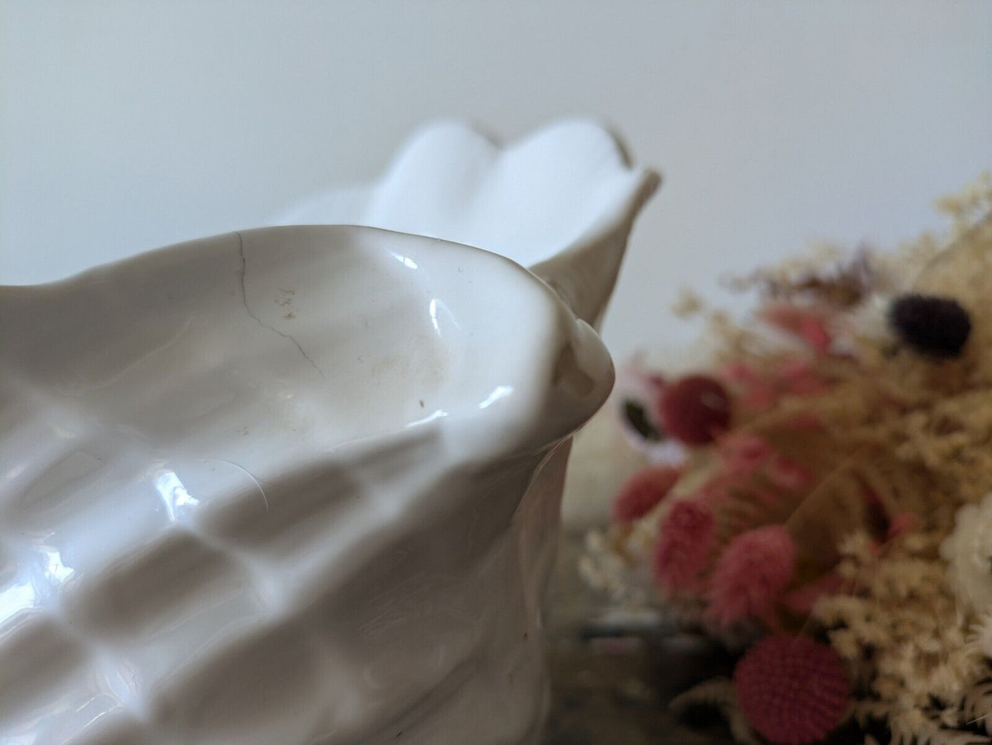 white ceramic shell vase 11cm high