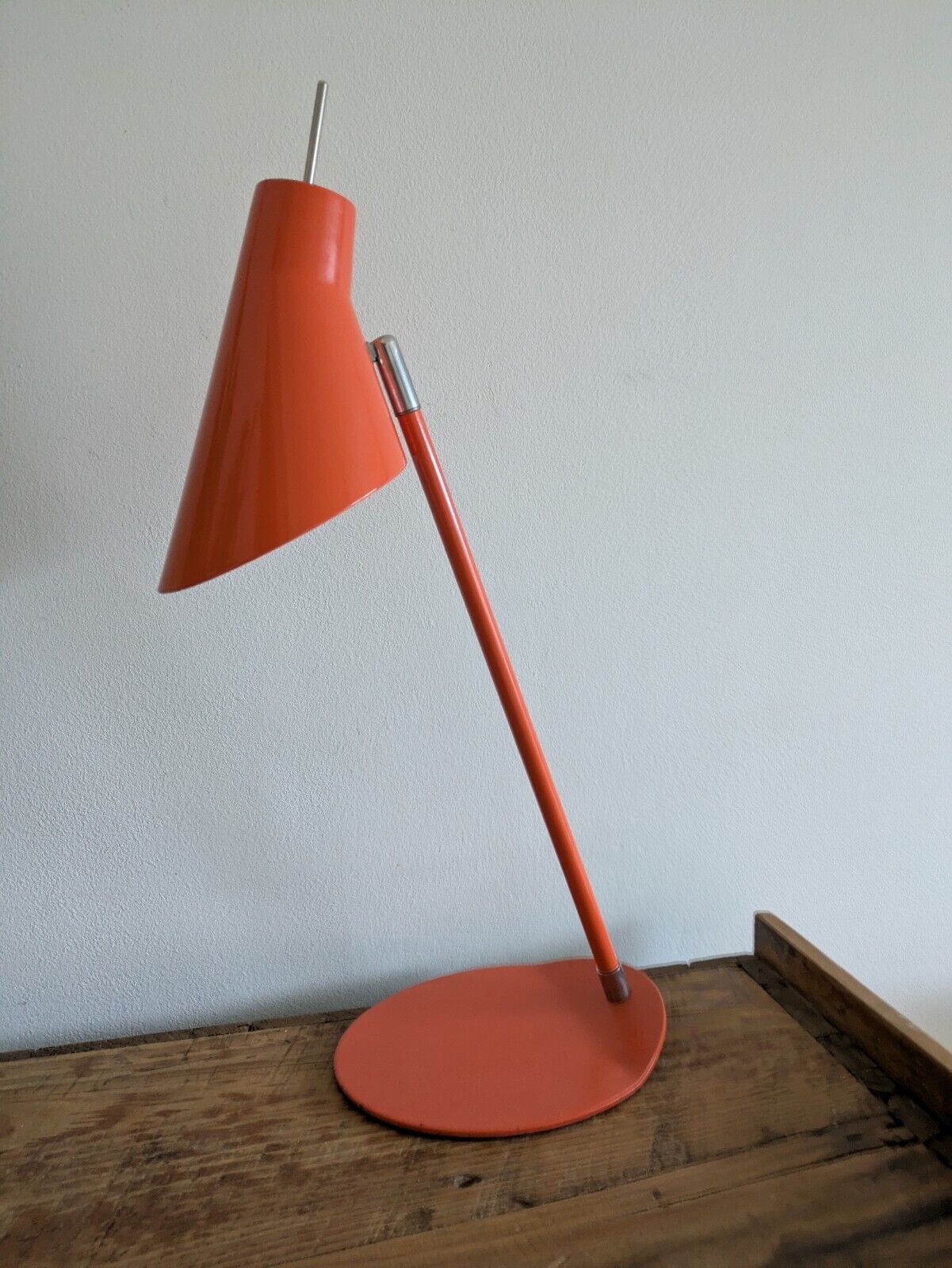 VINTAGE MID CENTURY RETRO DESK READING LAMP LIGHT ORANGE METAL PROP ADJUSTABLE