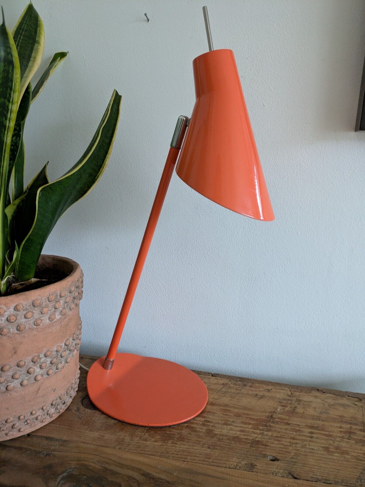 VINTAGE MID CENTURY RETRO DESK READING LAMP LIGHT ORANGE METAL PROP ADJUSTABLE