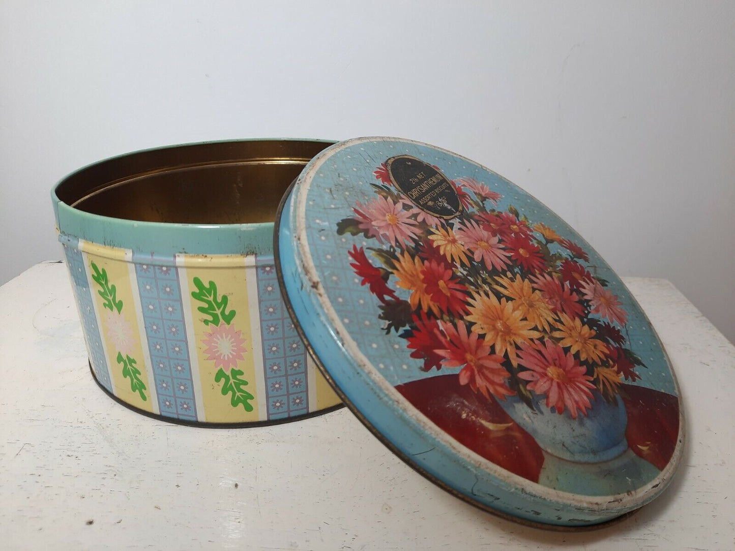 Vintage retro Tin Kitsch Chrysanthermum Storage caddy floral confectionery rare