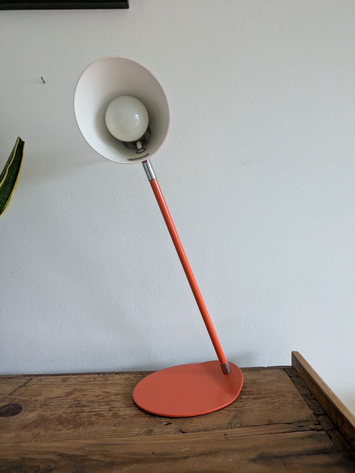 VINTAGE MID CENTURY RETRO DESK READING LAMP LIGHT ORANGE METAL PROP ADJUSTABLE