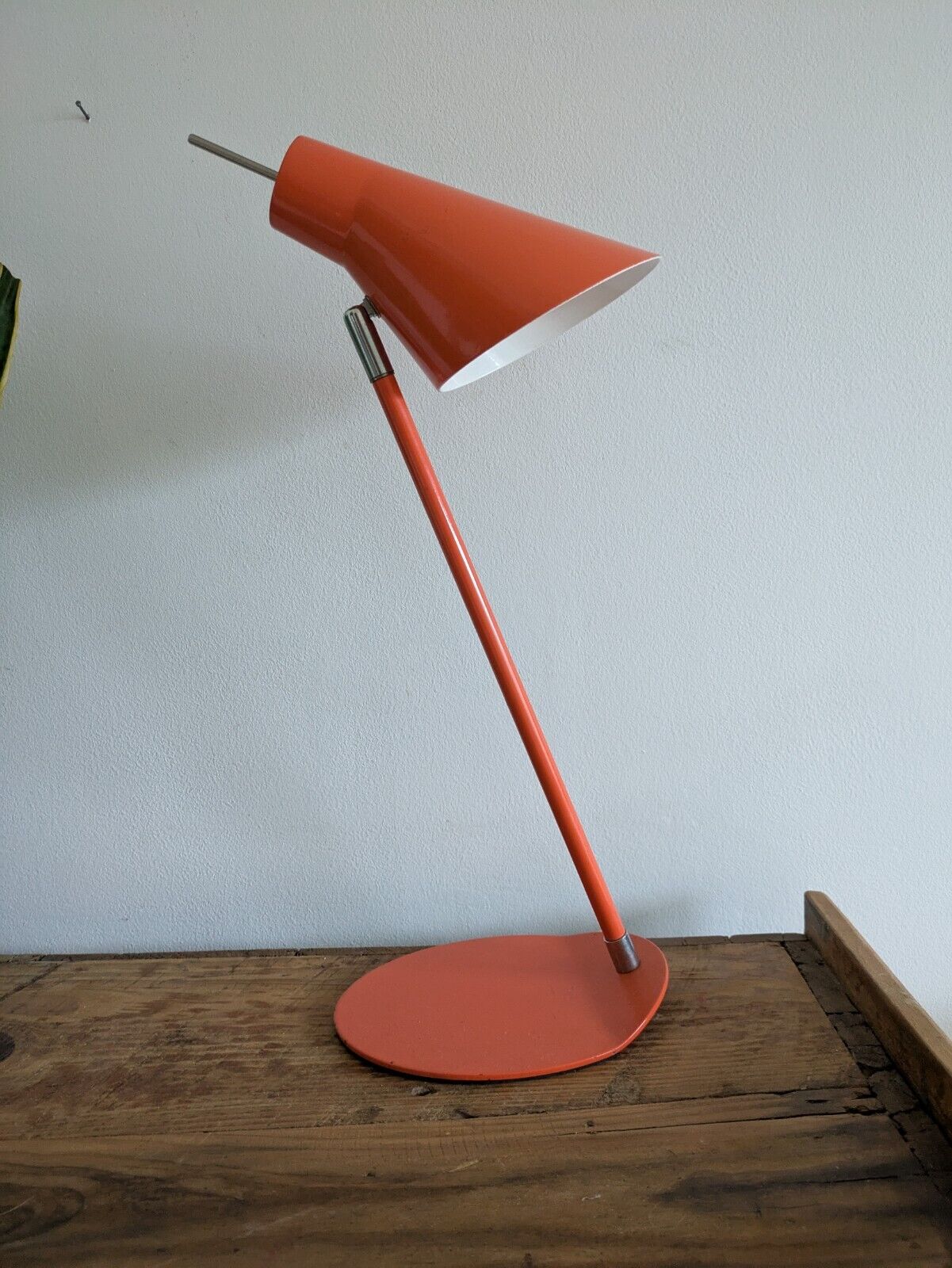 VINTAGE MID CENTURY RETRO DESK READING LAMP LIGHT ORANGE METAL PROP ADJUSTABLE