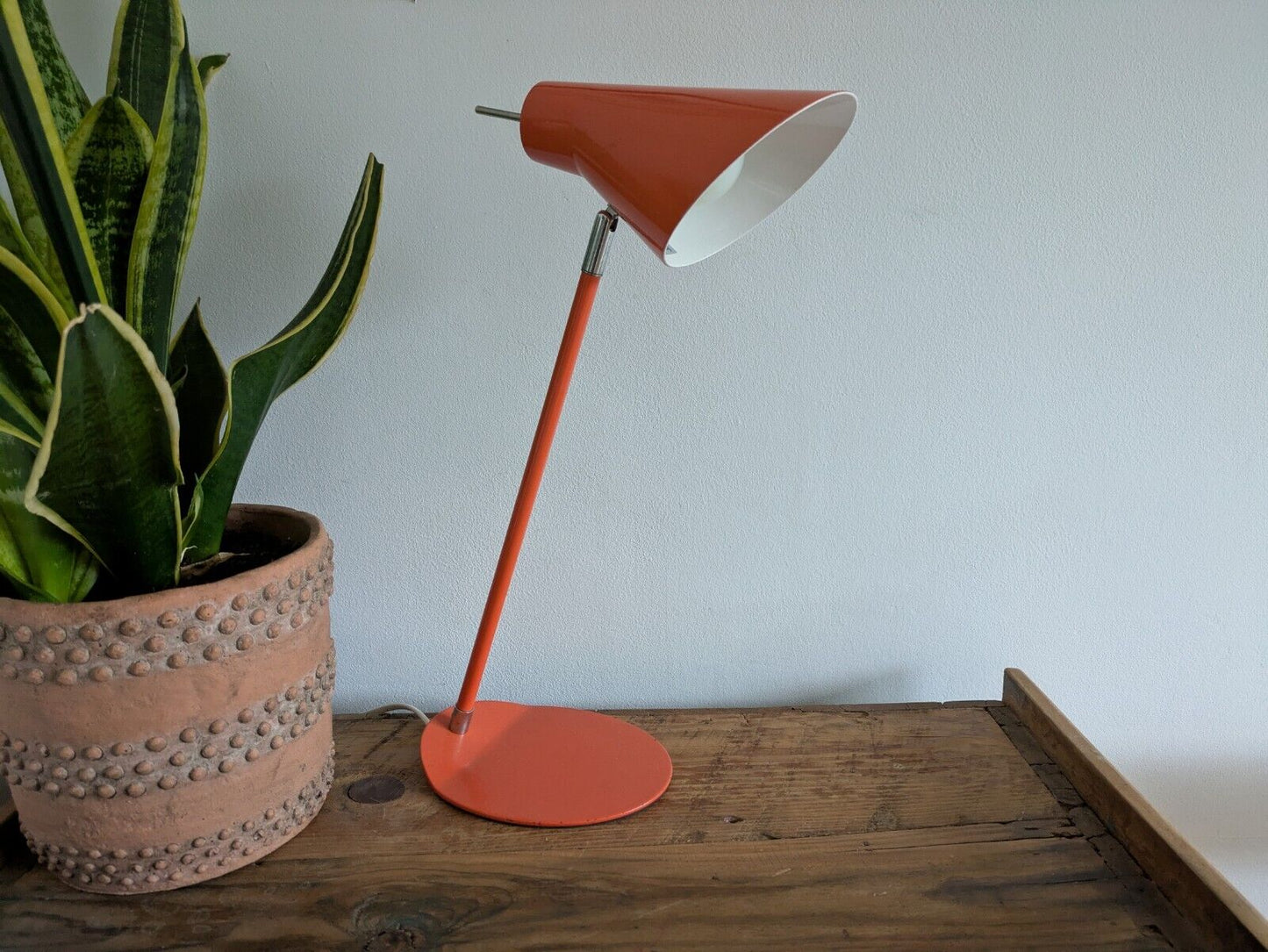 VINTAGE MID CENTURY RETRO DESK READING LAMP LIGHT ORANGE METAL PROP ADJUSTABLE