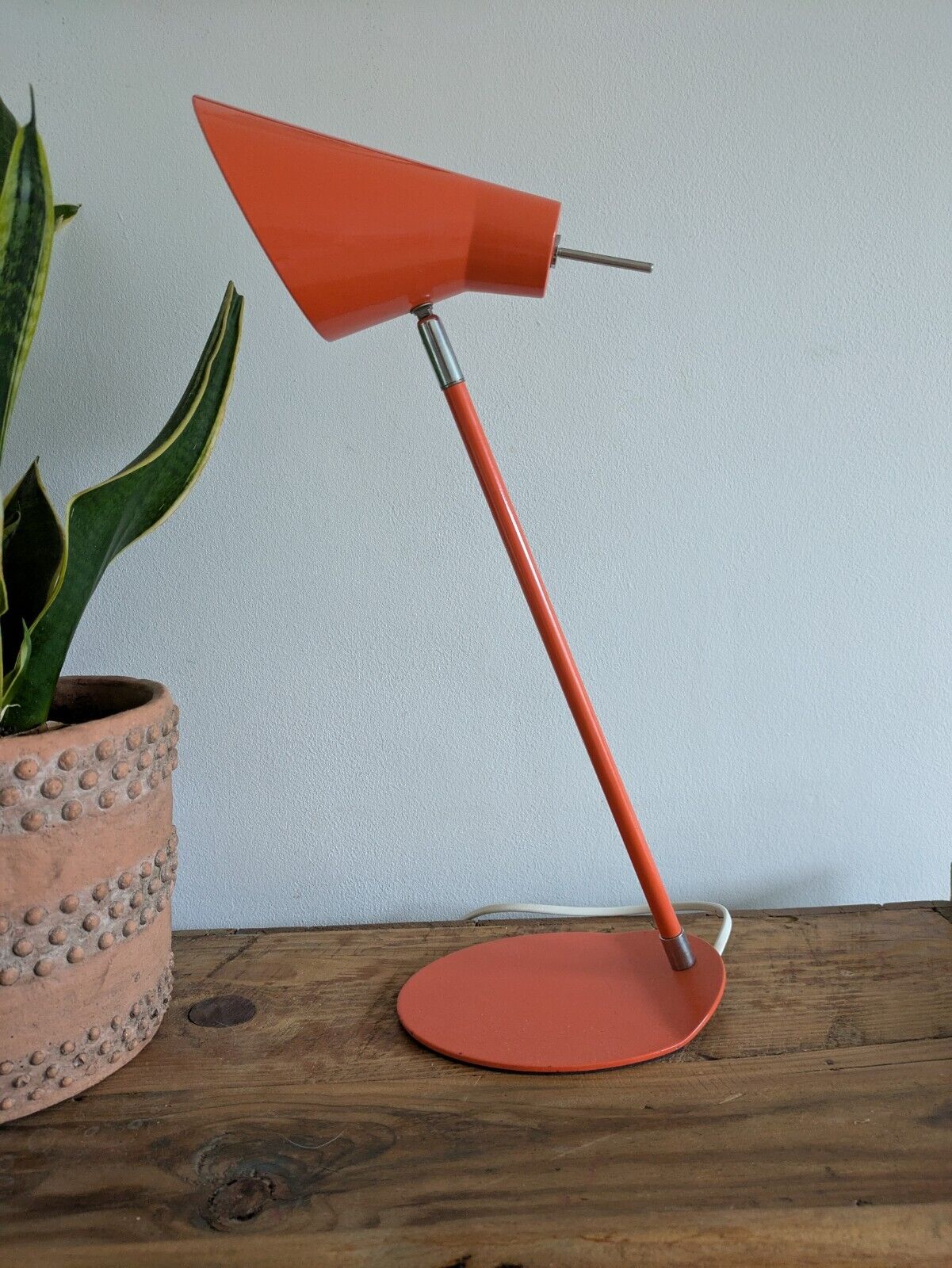 VINTAGE MID CENTURY RETRO DESK READING LAMP LIGHT ORANGE METAL PROP ADJUSTABLE
