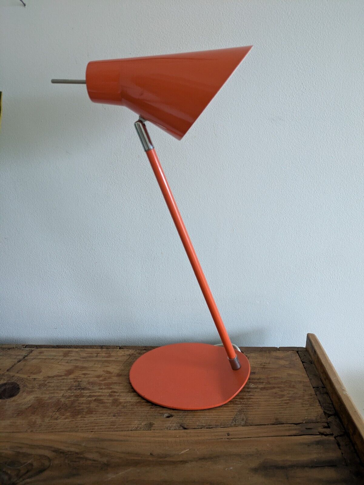 VINTAGE MID CENTURY RETRO DESK READING LAMP LIGHT ORANGE METAL PROP ADJUSTABLE