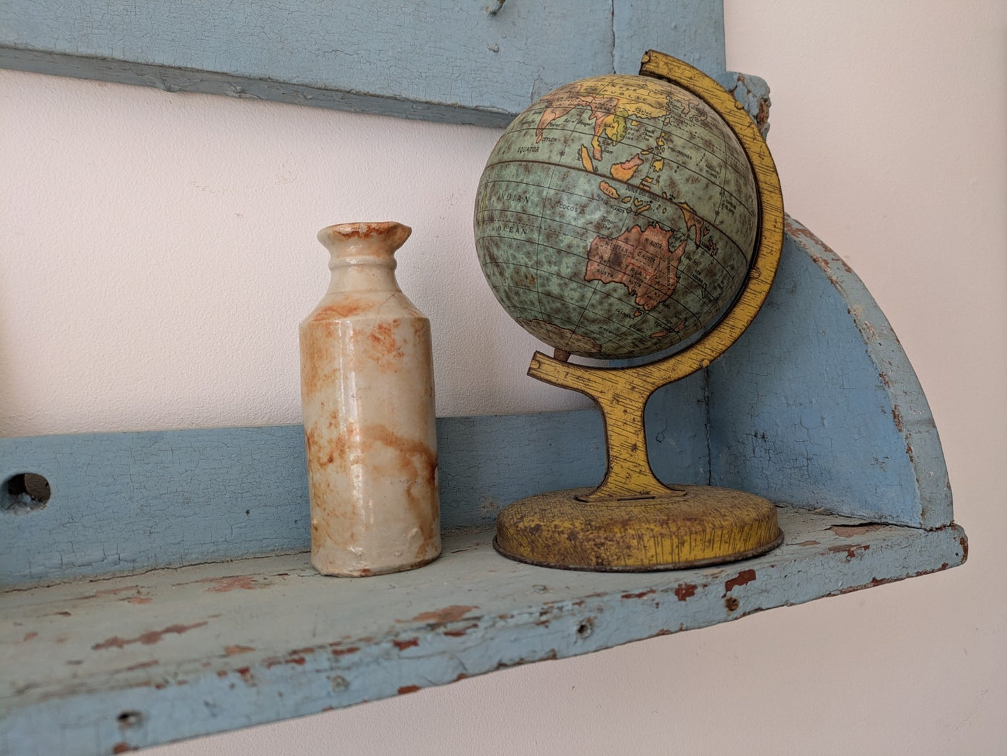 ANTIQUE VINTAGE FRENCH WOODEN PAINTED COUNTRY COAT HOOKS CHIPPY DISTRESSED WALL