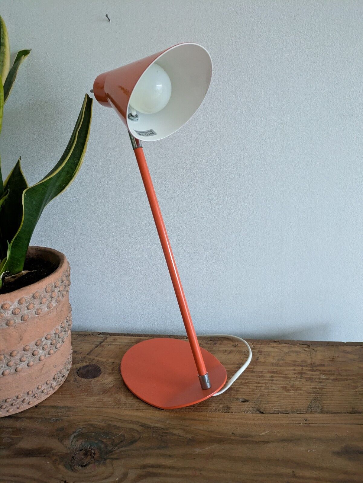 VINTAGE MID CENTURY RETRO DESK READING LAMP LIGHT ORANGE METAL PROP ADJUSTABLE
