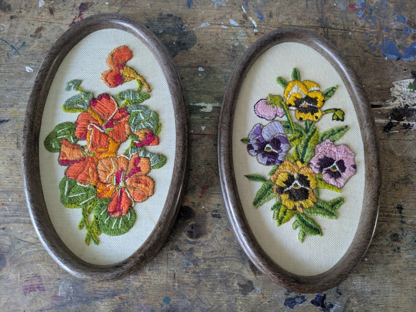 2x Floral Embroidery Oval Frame Embroidered Pictures Vintage Retro Prop Pair