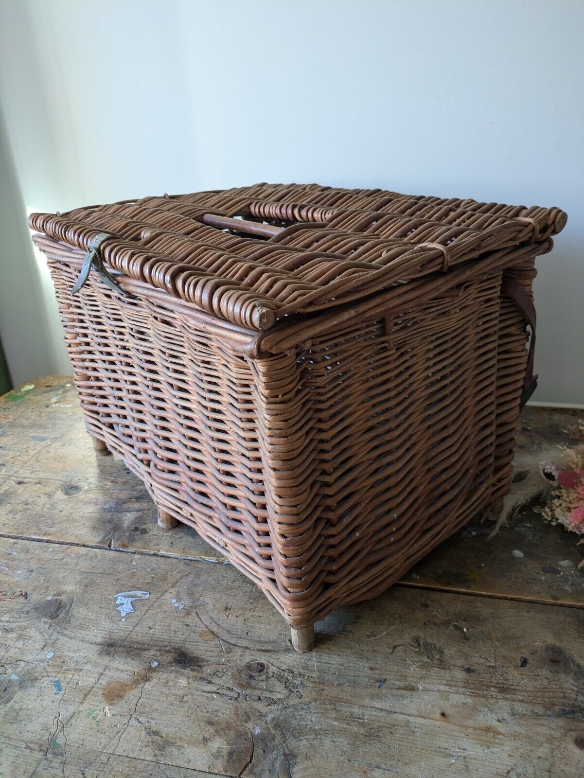 Fishing Creel Basket Logs Fireside Toys Storage Fishing Prop Vintage Wicker Seat