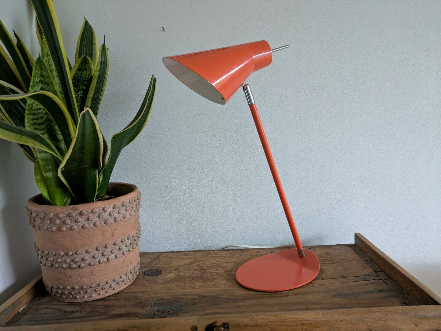 VINTAGE MID CENTURY RETRO DESK READING LAMP LIGHT ORANGE METAL PROP ADJUSTABLE