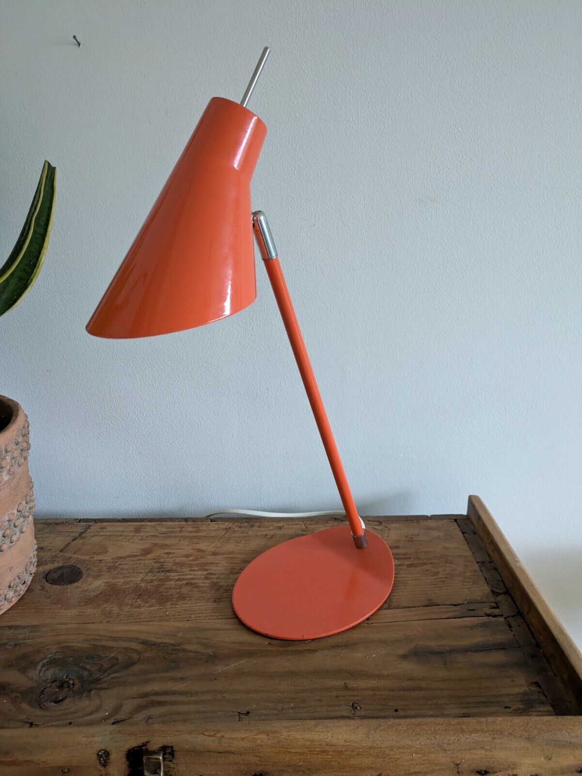 VINTAGE MID CENTURY RETRO DESK READING LAMP LIGHT ORANGE METAL PROP ADJUSTABLE