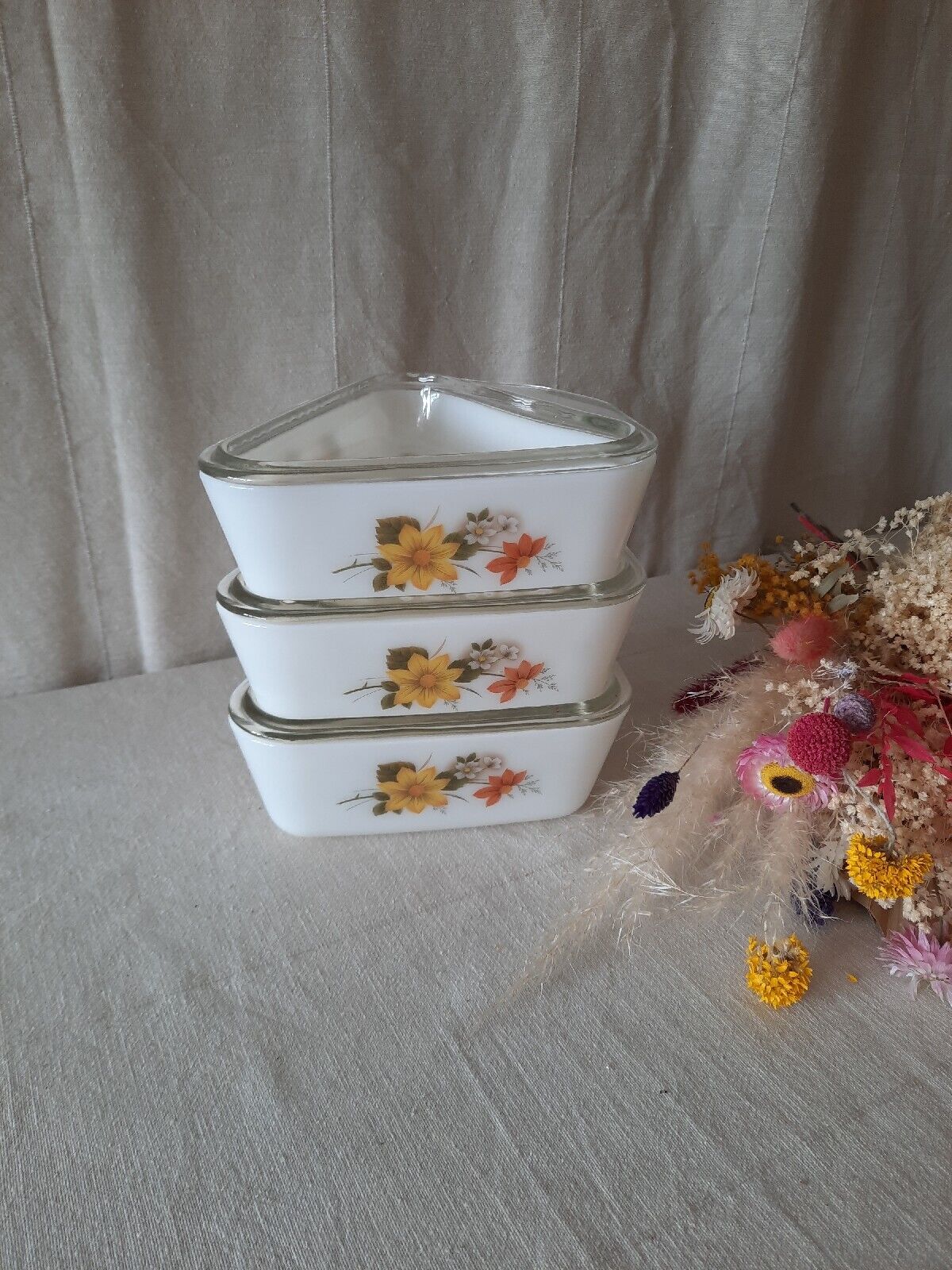 Vtg 1970s Spacesaver Pyrex Triangle Dish Lidded Milk Glass Serving Oven set of 3