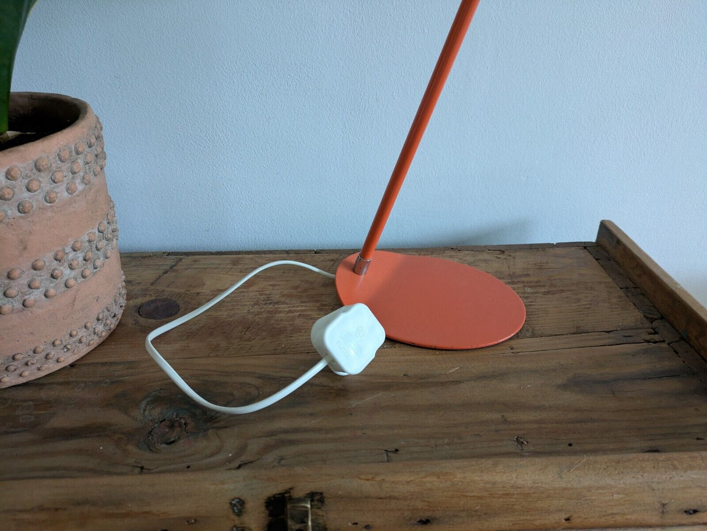 VINTAGE MID CENTURY RETRO DESK READING LAMP LIGHT ORANGE METAL PROP ADJUSTABLE