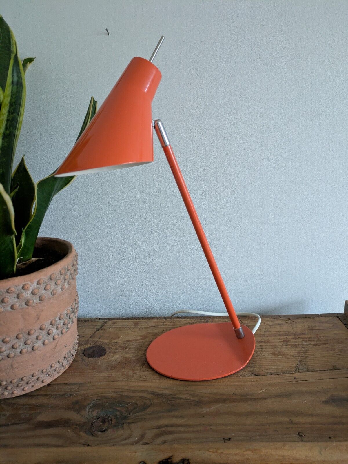 VINTAGE MID CENTURY RETRO DESK READING LAMP LIGHT ORANGE METAL PROP ADJUSTABLE