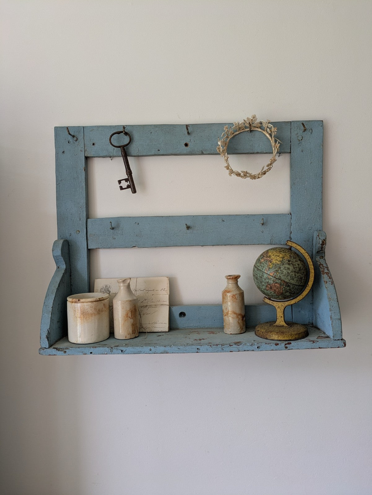 ANTIQUE VINTAGE FRENCH WOODEN PAINTED COUNTRY COAT HOOKS CHIPPY DISTRESSED WALL