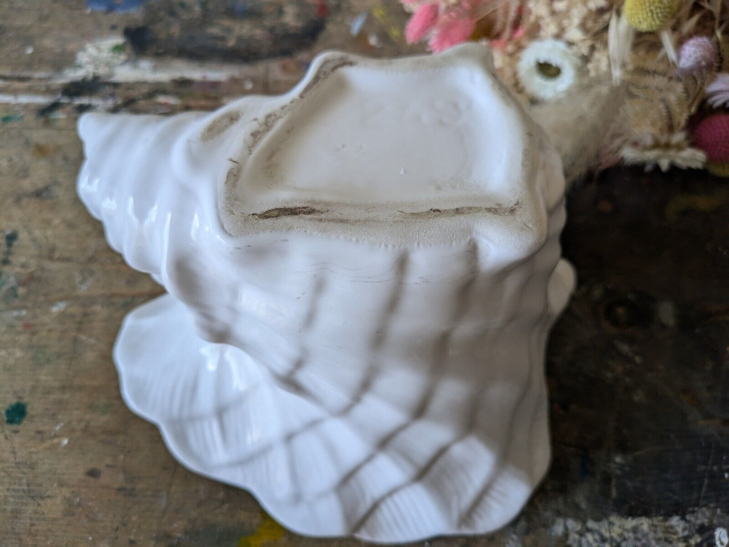 white ceramic shell vase 11cm high
