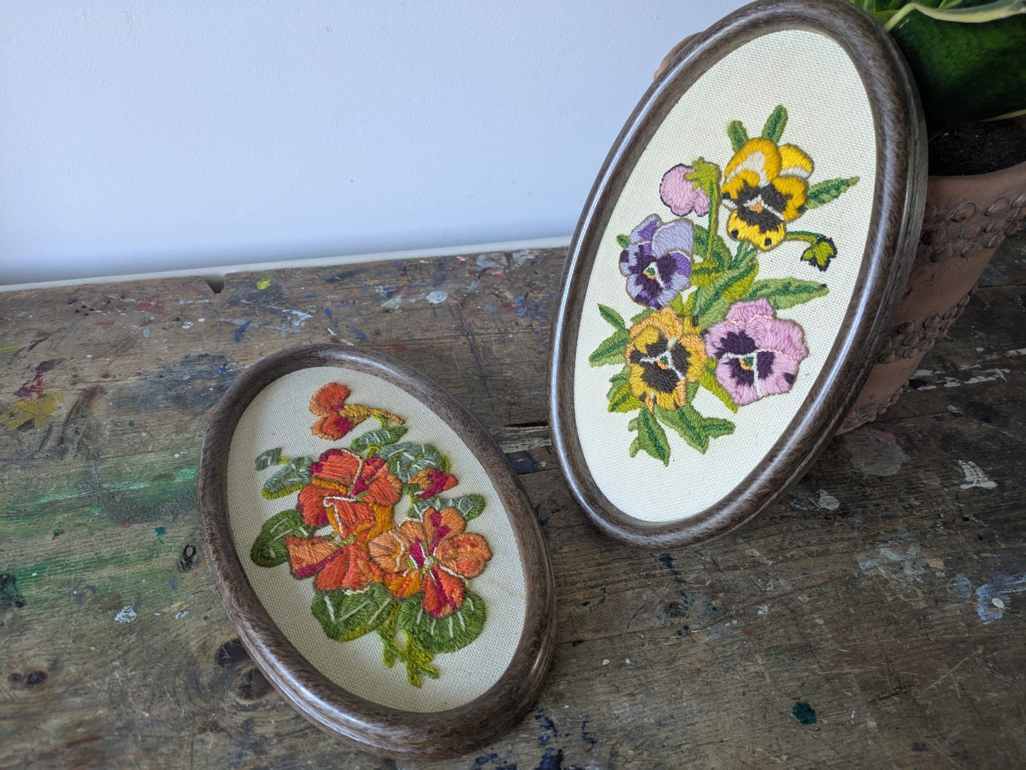 2x Floral Embroidery Oval Frame Embroidered Pictures Vintage Retro Prop Pair