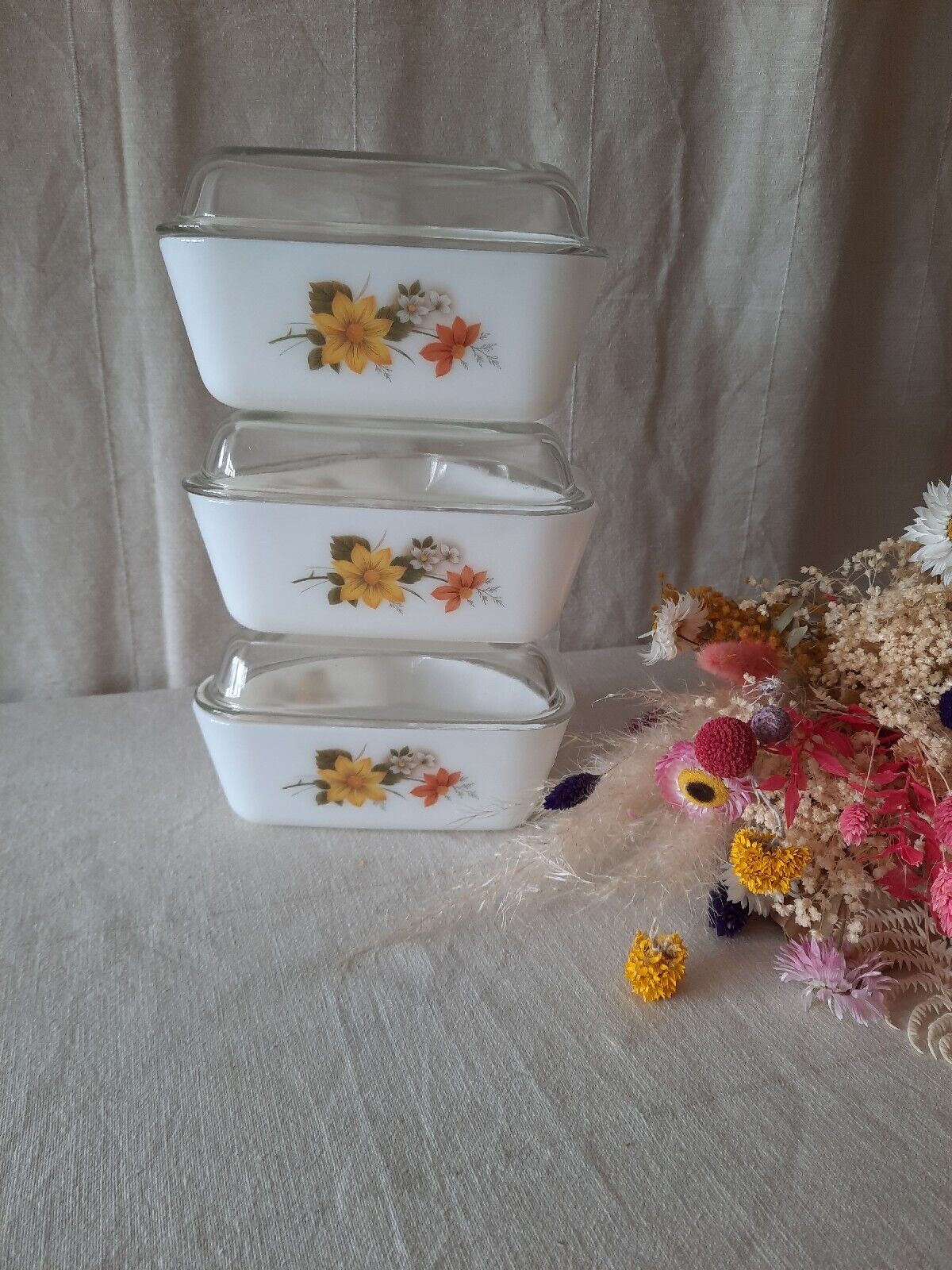 Vtg 1970s Spacesaver Pyrex Triangle Dish Lidded Milk Glass Serving Oven set of 3