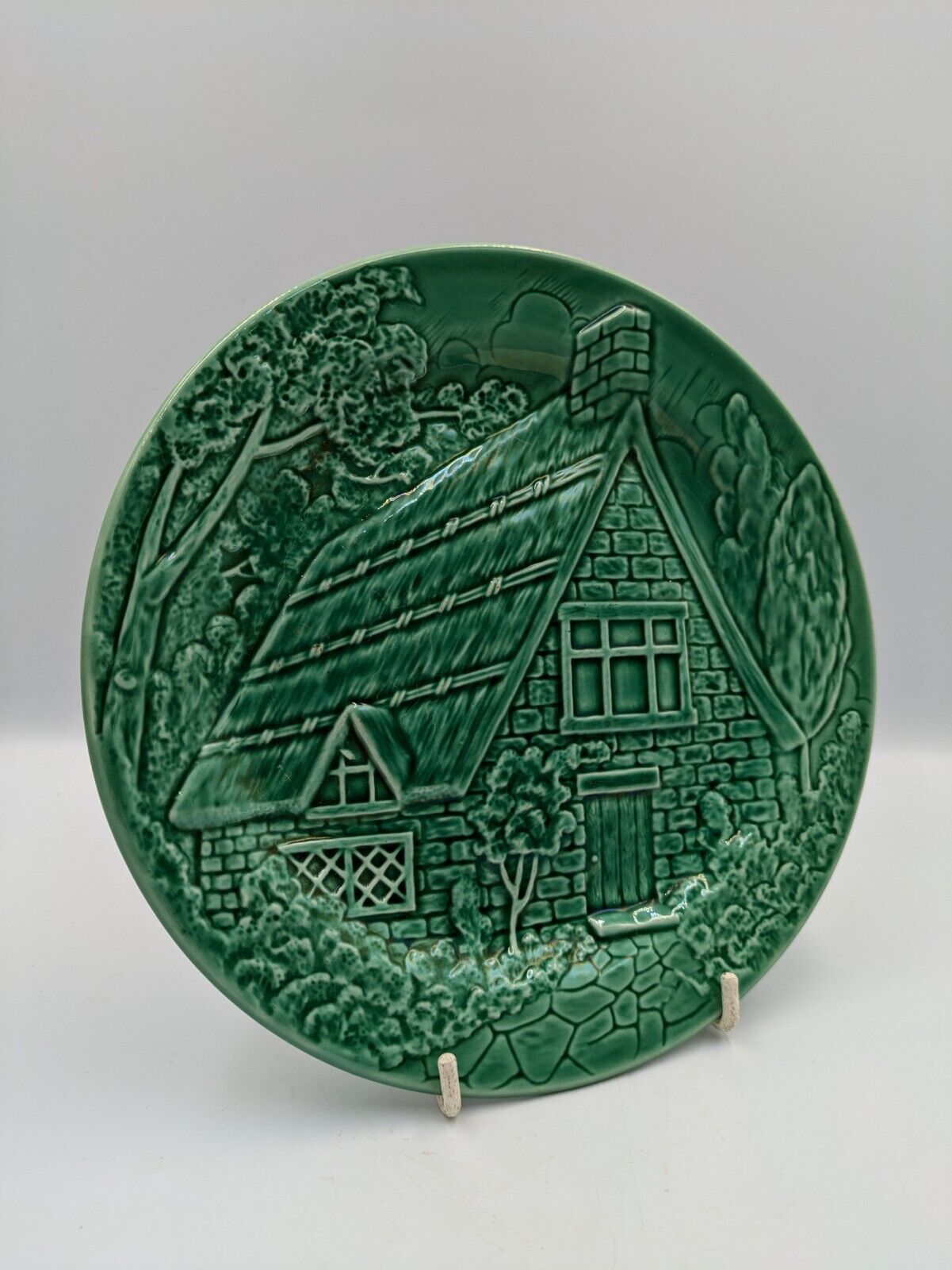 VINTAGE ANTIQUE MAJOLICA EMBOSSED HOUSE COTTAGE PATTERN PLATE CABBAGE WARE VGC