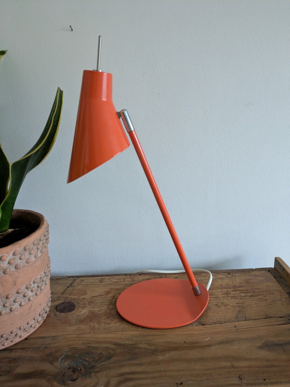 VINTAGE MID CENTURY RETRO DESK READING LAMP LIGHT ORANGE METAL PROP ADJUSTABLE