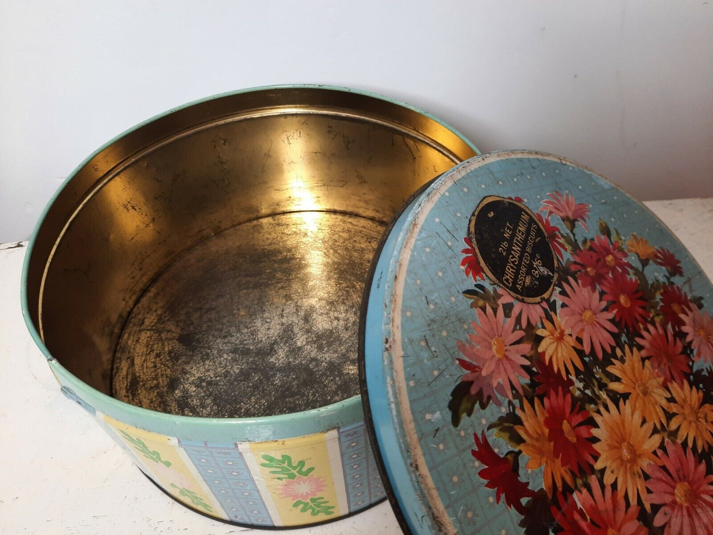 Vintage retro Tin Kitsch Chrysanthermum Storage caddy floral confectionery rare
