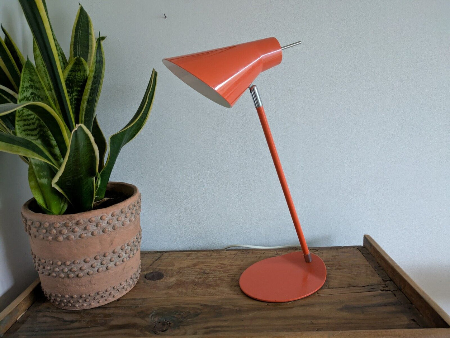 VINTAGE MID CENTURY RETRO DESK READING LAMP LIGHT ORANGE METAL PROP ADJUSTABLE