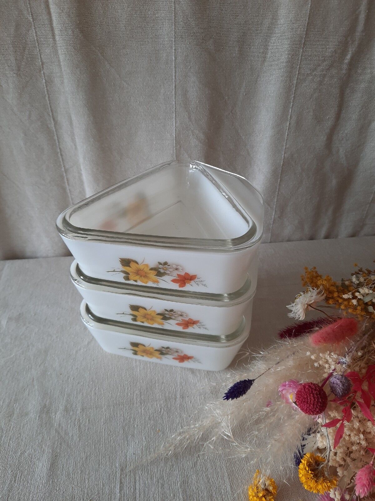 Vtg 1970s Spacesaver Pyrex Triangle Dish Lidded Milk Glass Serving Oven set of 3