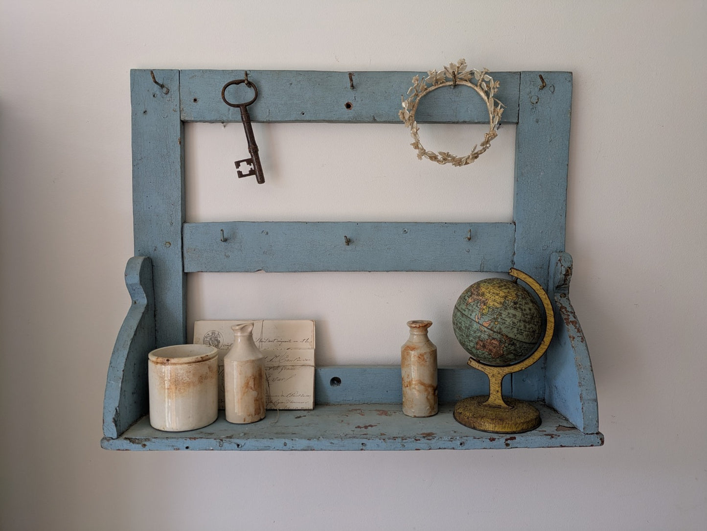 ANTIQUE VINTAGE FRENCH WOODEN PAINTED COUNTRY COAT HOOKS CHIPPY DISTRESSED WALL