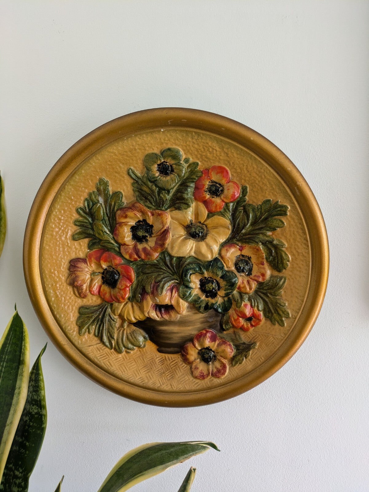 VTG 30s 38.6cm Gold Floral Hand Painted Chalkware Plaque 3D Plate Flowe Bouquet
