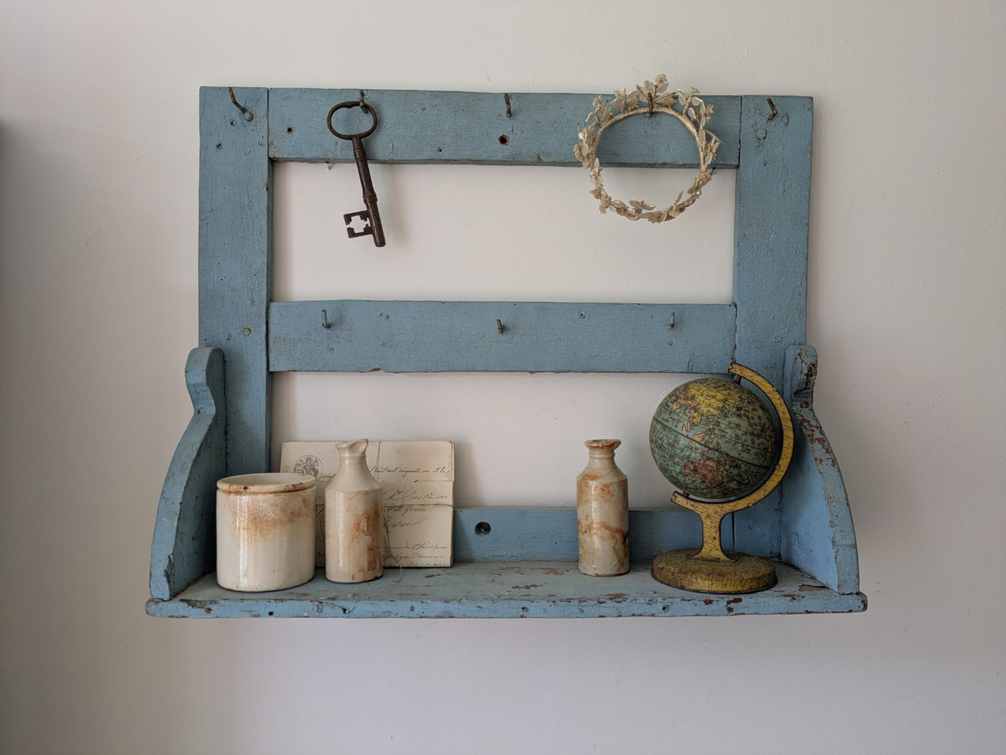 ANTIQUE VINTAGE FRENCH WOODEN PAINTED COUNTRY COAT HOOKS CHIPPY DISTRESSED WALL