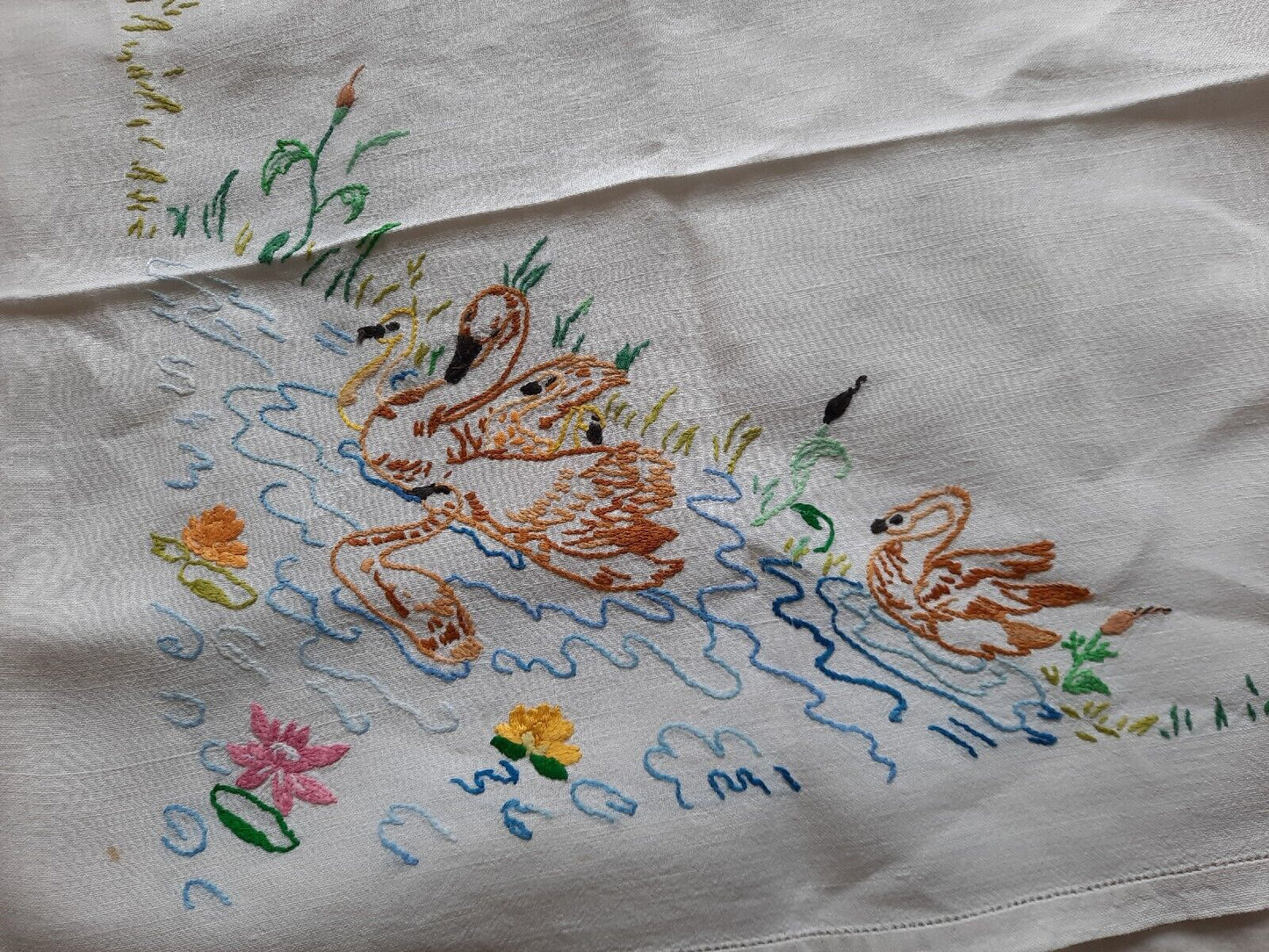 Job lot vtg embroidered retro table cloth cotton floral mats swan duck napkins