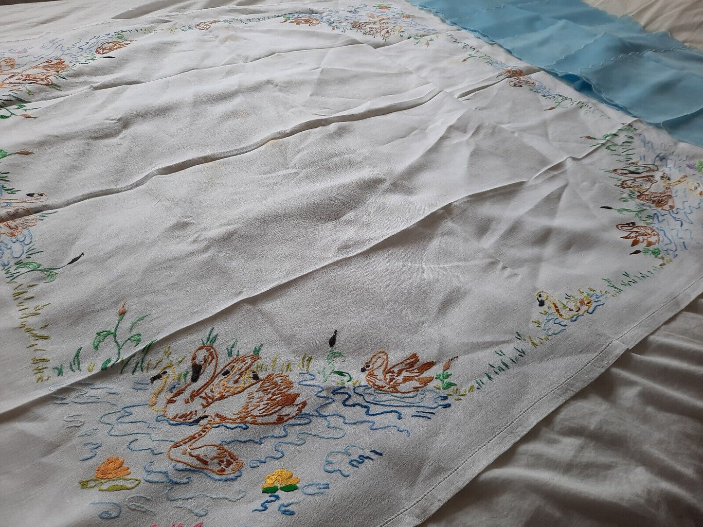Job lot vtg embroidered retro table cloth cotton floral mats swan duck napkins