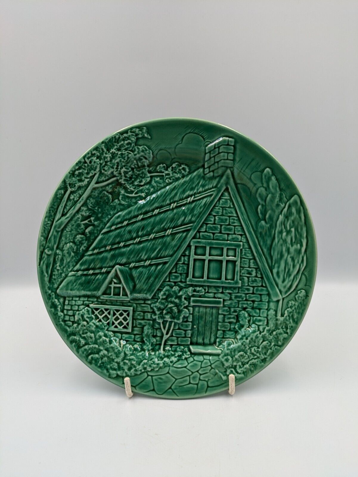 VINTAGE ANTIQUE MAJOLICA EMBOSSED HOUSE COTTAGE PATTERN PLATE CABBAGE WARE VGC