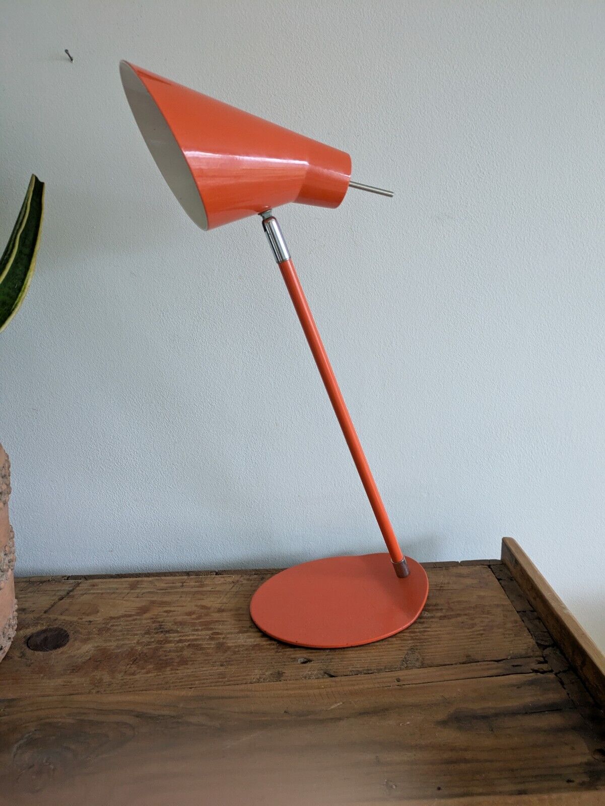 VINTAGE MID CENTURY RETRO DESK READING LAMP LIGHT ORANGE METAL PROP ADJUSTABLE