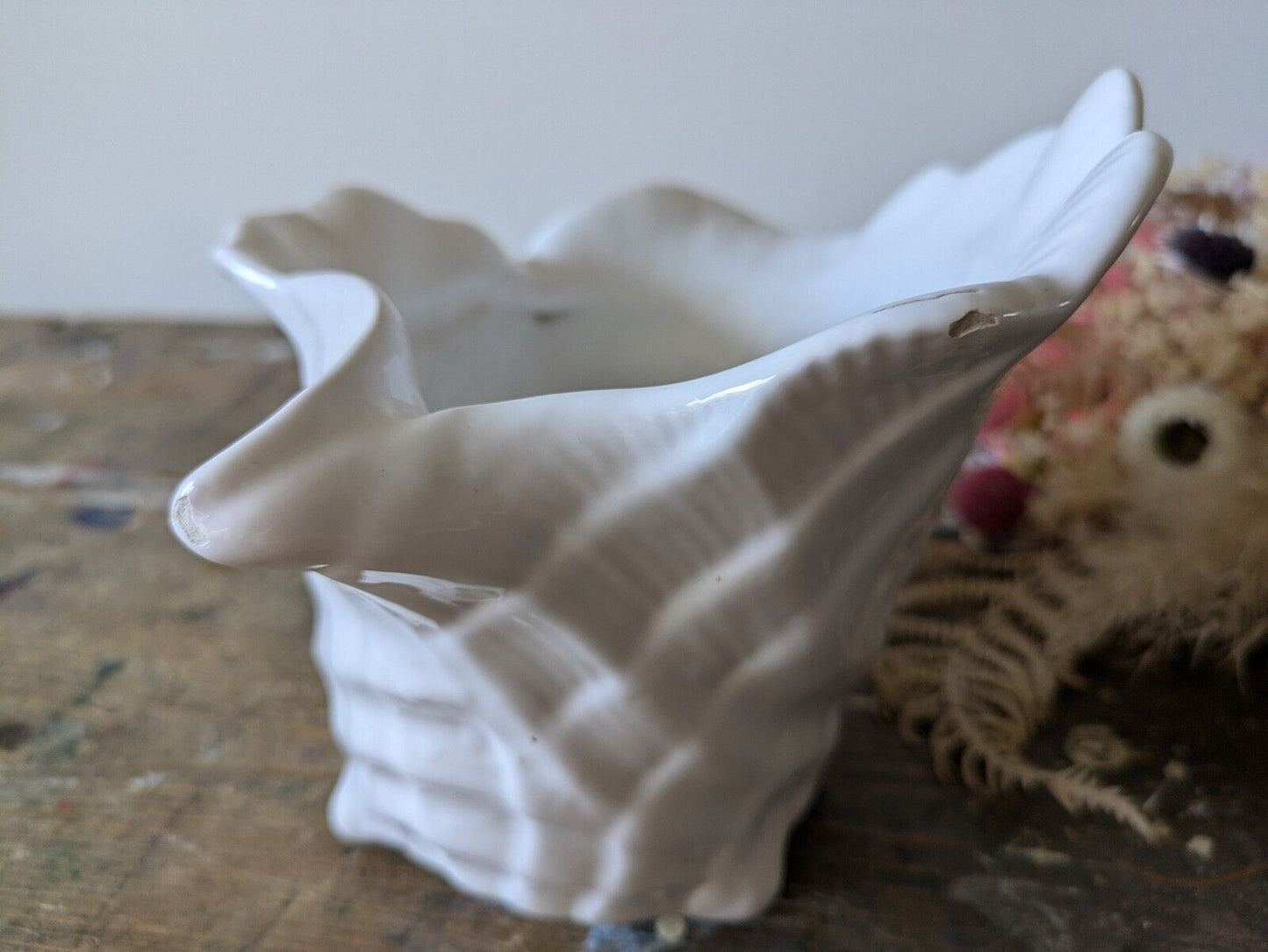 white ceramic shell vase 11cm high