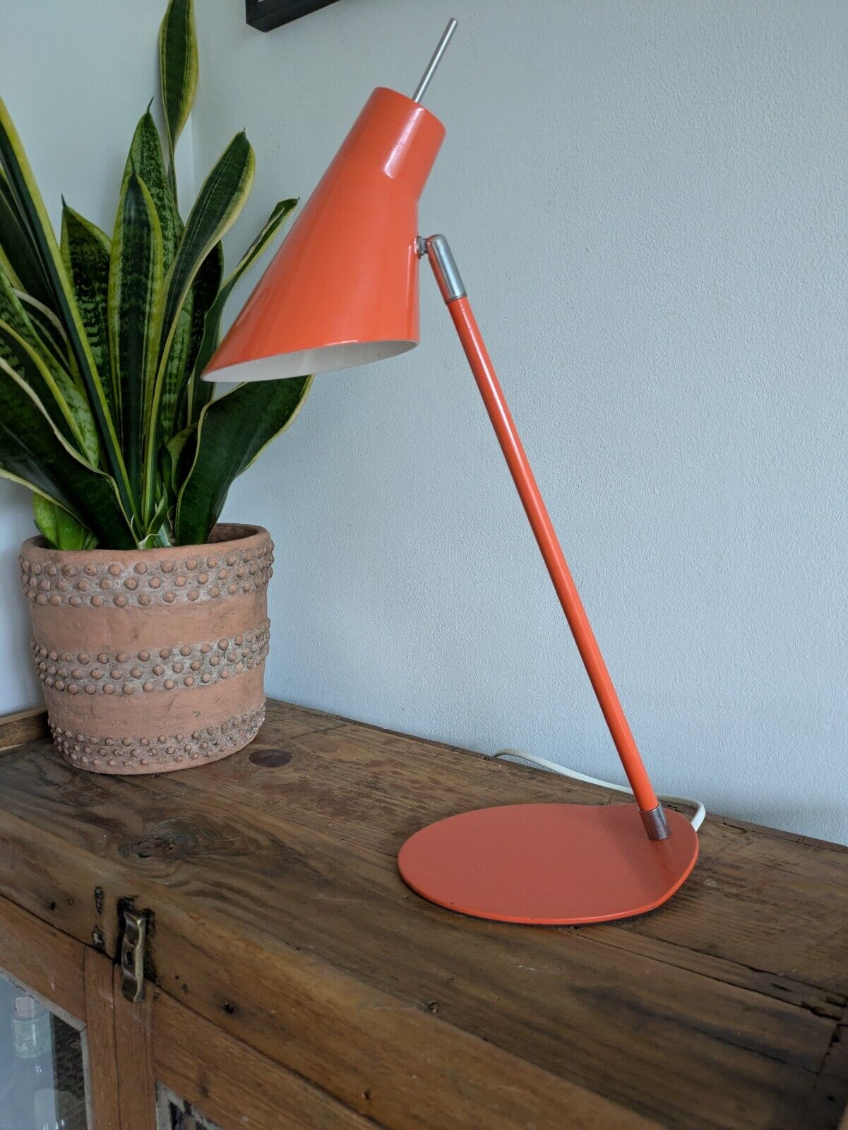 VINTAGE MID CENTURY RETRO DESK READING LAMP LIGHT ORANGE METAL PROP ADJUSTABLE