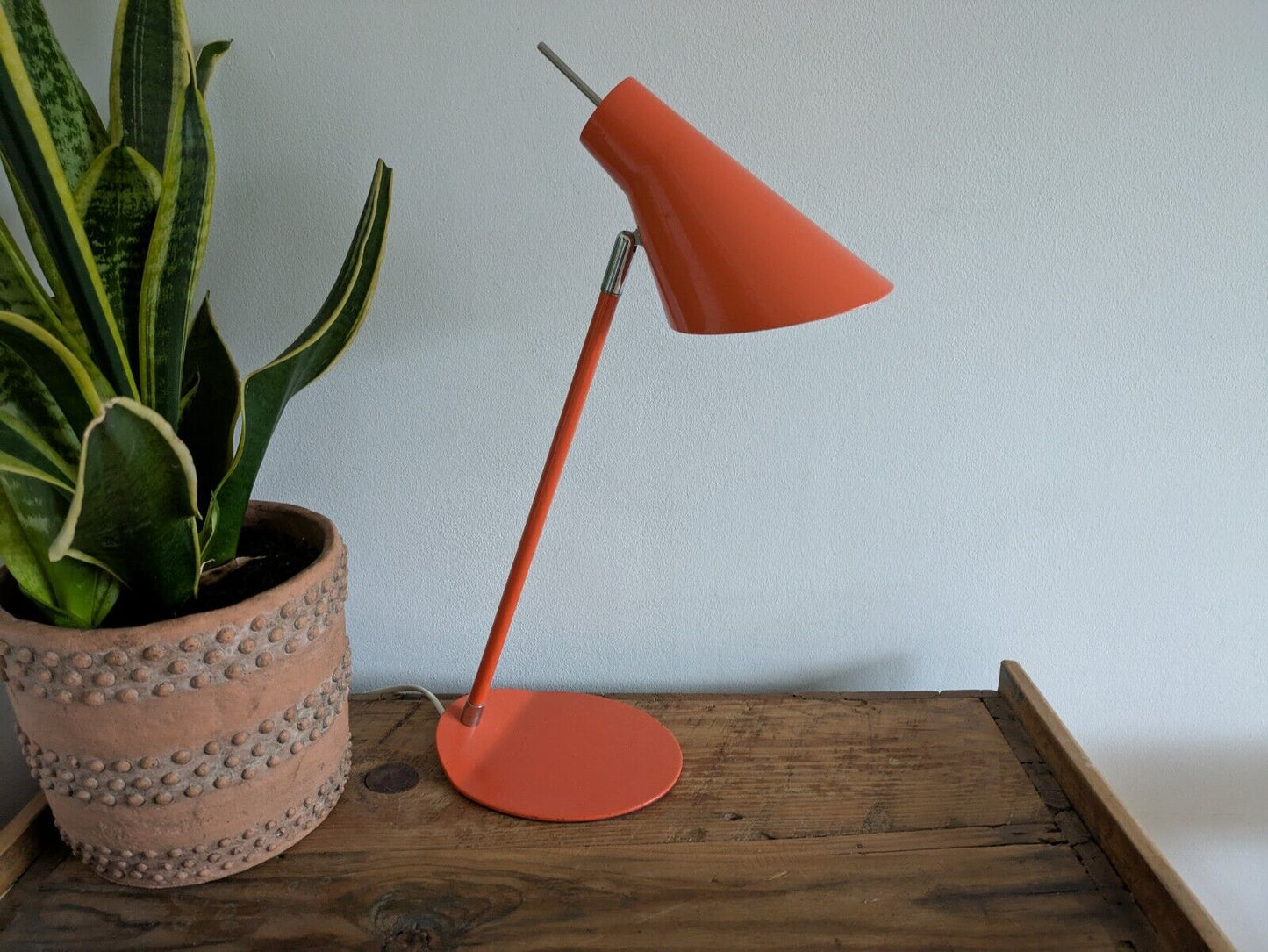 VINTAGE MID CENTURY RETRO DESK READING LAMP LIGHT ORANGE METAL PROP ADJUSTABLE