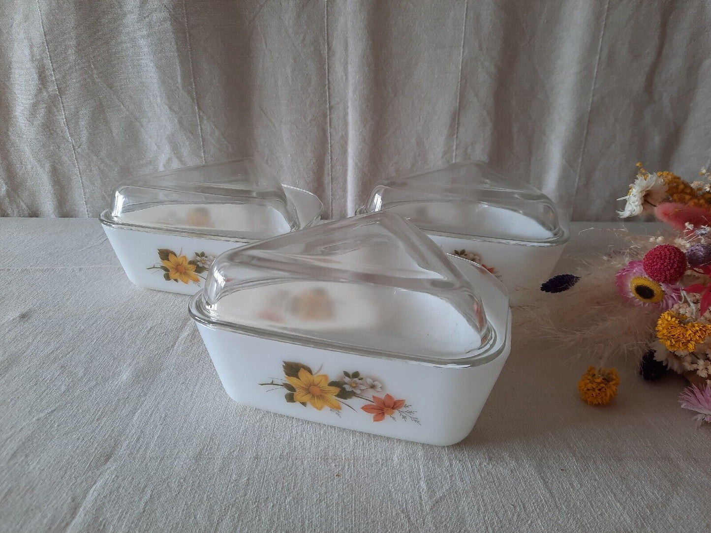 Vtg 1970s Spacesaver Pyrex Triangle Dish Lidded Milk Glass Serving Oven set of 3