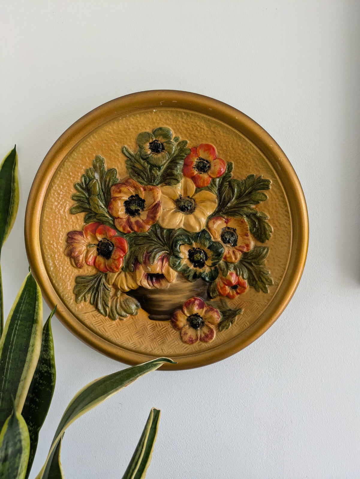 VTG 30s 38.6cm Gold Floral Hand Painted Chalkware Plaque 3D Plate Flowe Bouquet