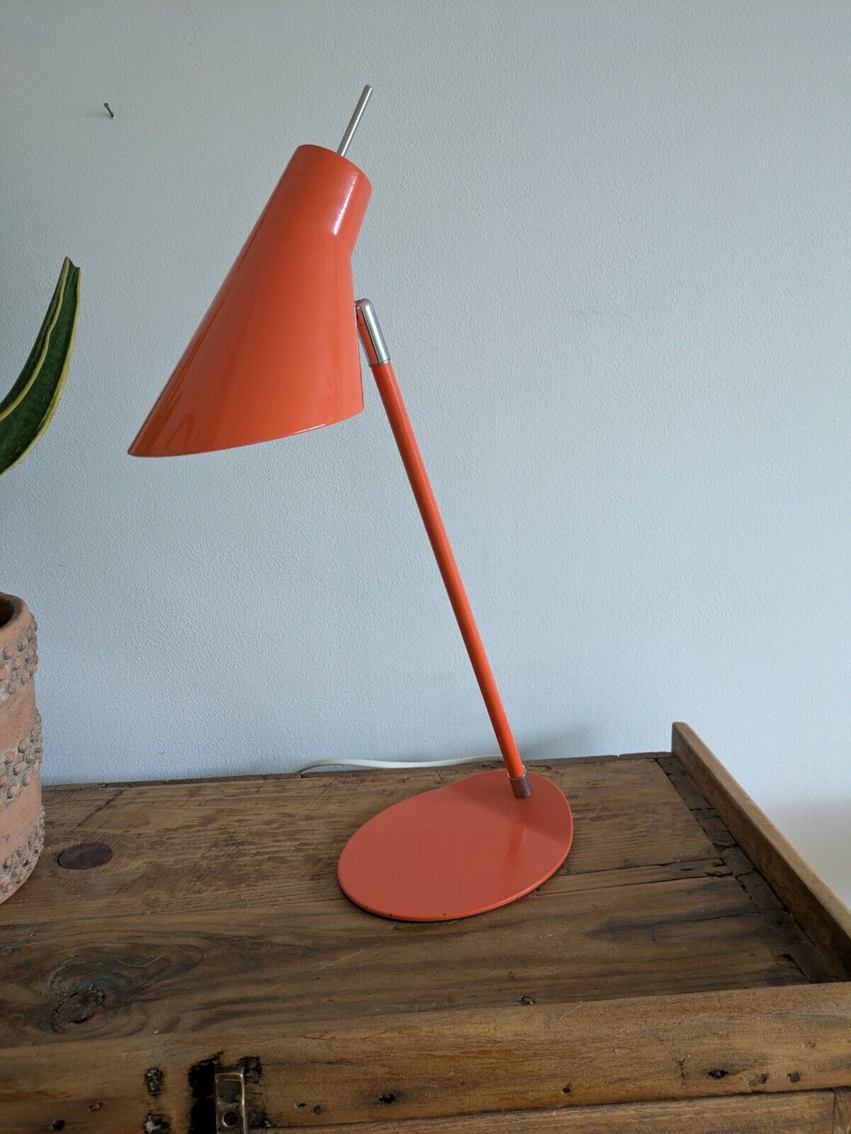 VINTAGE MID CENTURY RETRO DESK READING LAMP LIGHT ORANGE METAL PROP ADJUSTABLE