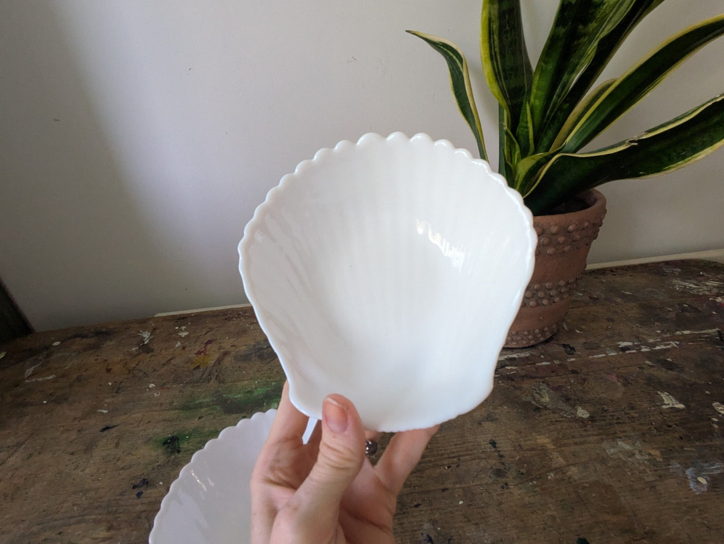 2x Arcoroc COQUILLAGE Style White glass Vtg Bowls Shell scalloped Clam Milk Vgc