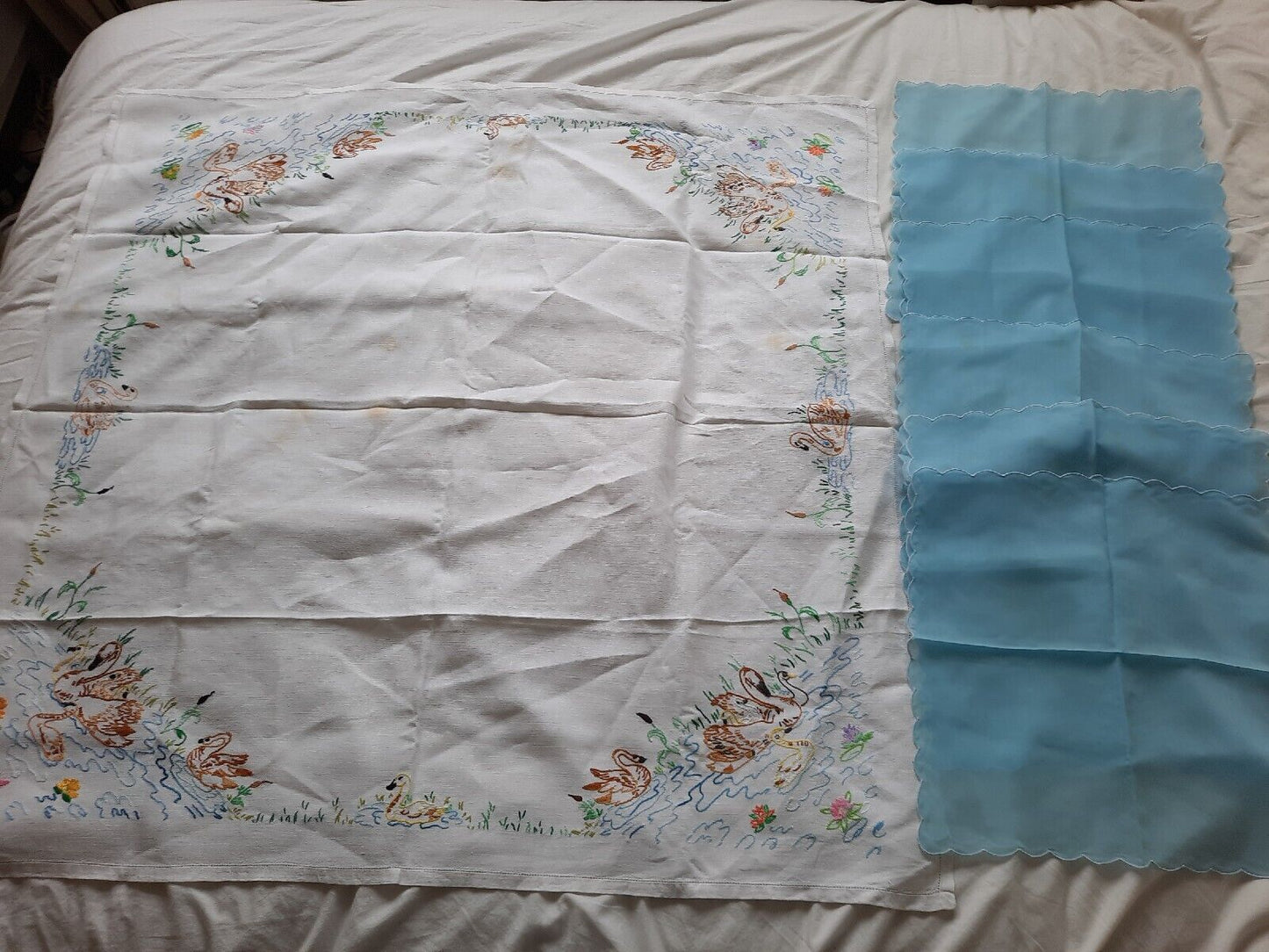 Job lot vtg embroidered retro table cloth cotton floral mats swan duck napkins
