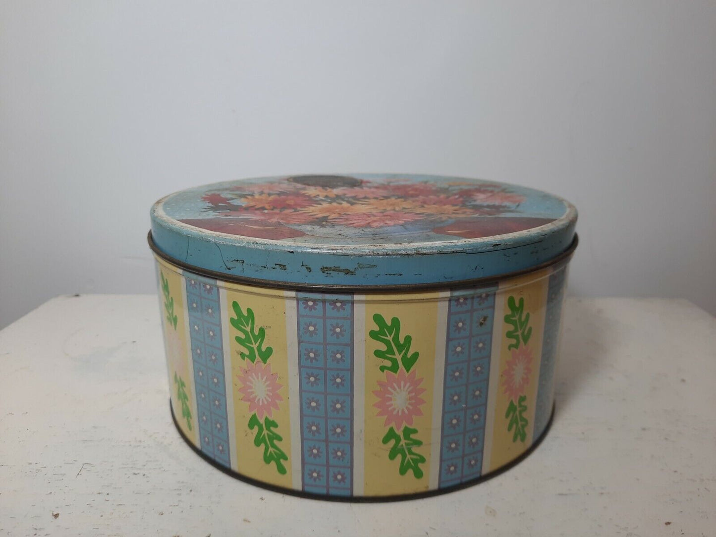 Vintage retro Tin Kitsch Chrysanthermum Storage caddy floral confectionery rare
