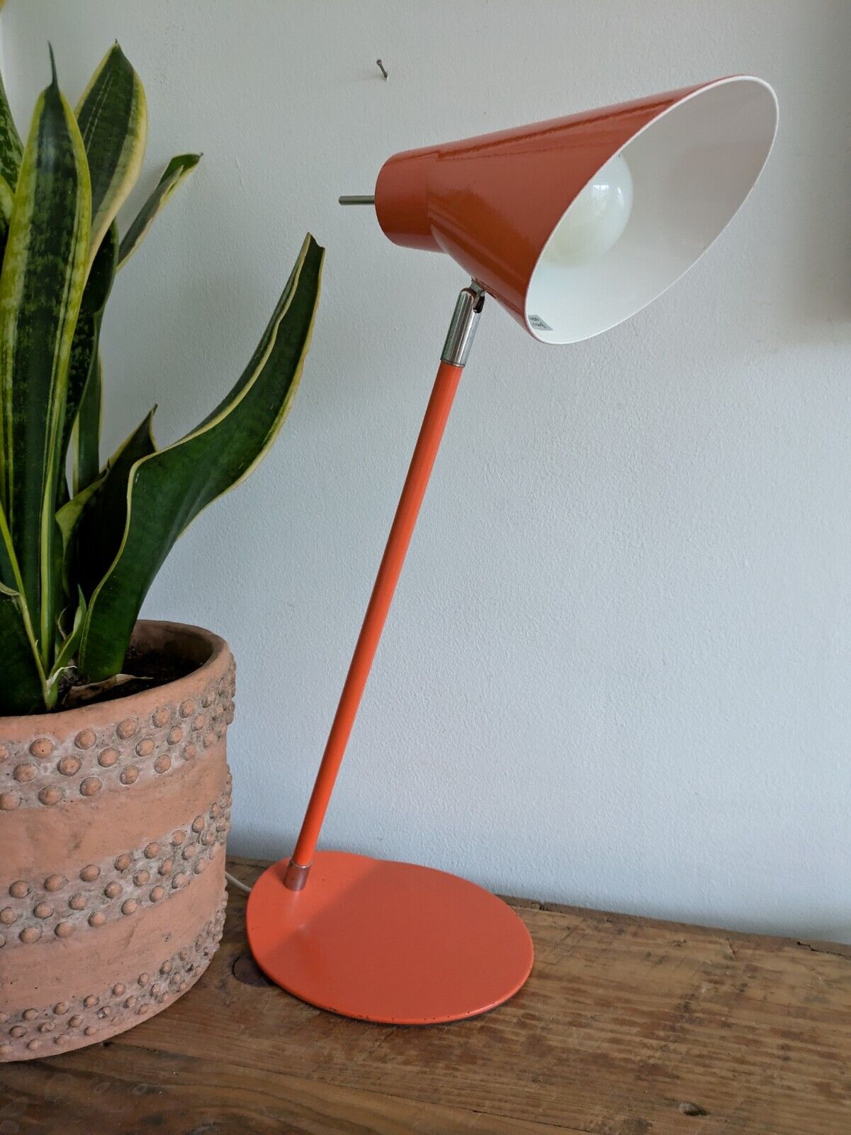 VINTAGE MID CENTURY RETRO DESK READING LAMP LIGHT ORANGE METAL PROP ADJUSTABLE