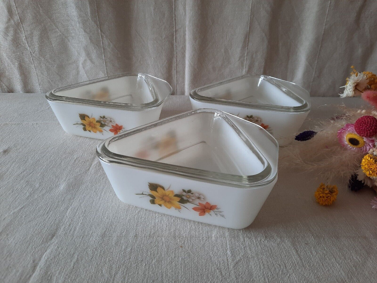 Vtg 1970s Spacesaver Pyrex Triangle Dish Lidded Milk Glass Serving Oven set of 3