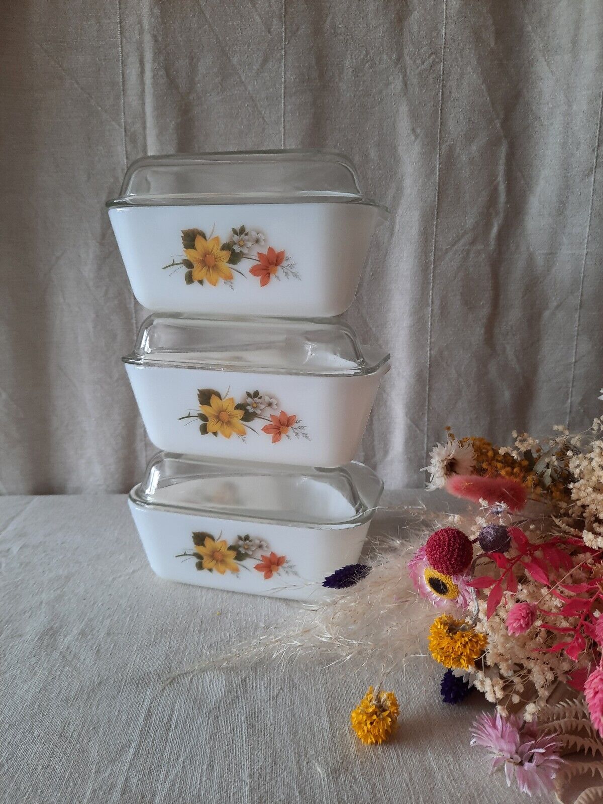 Vtg 1970s Spacesaver Pyrex Triangle Dish Lidded Milk Glass Serving Oven set of 3