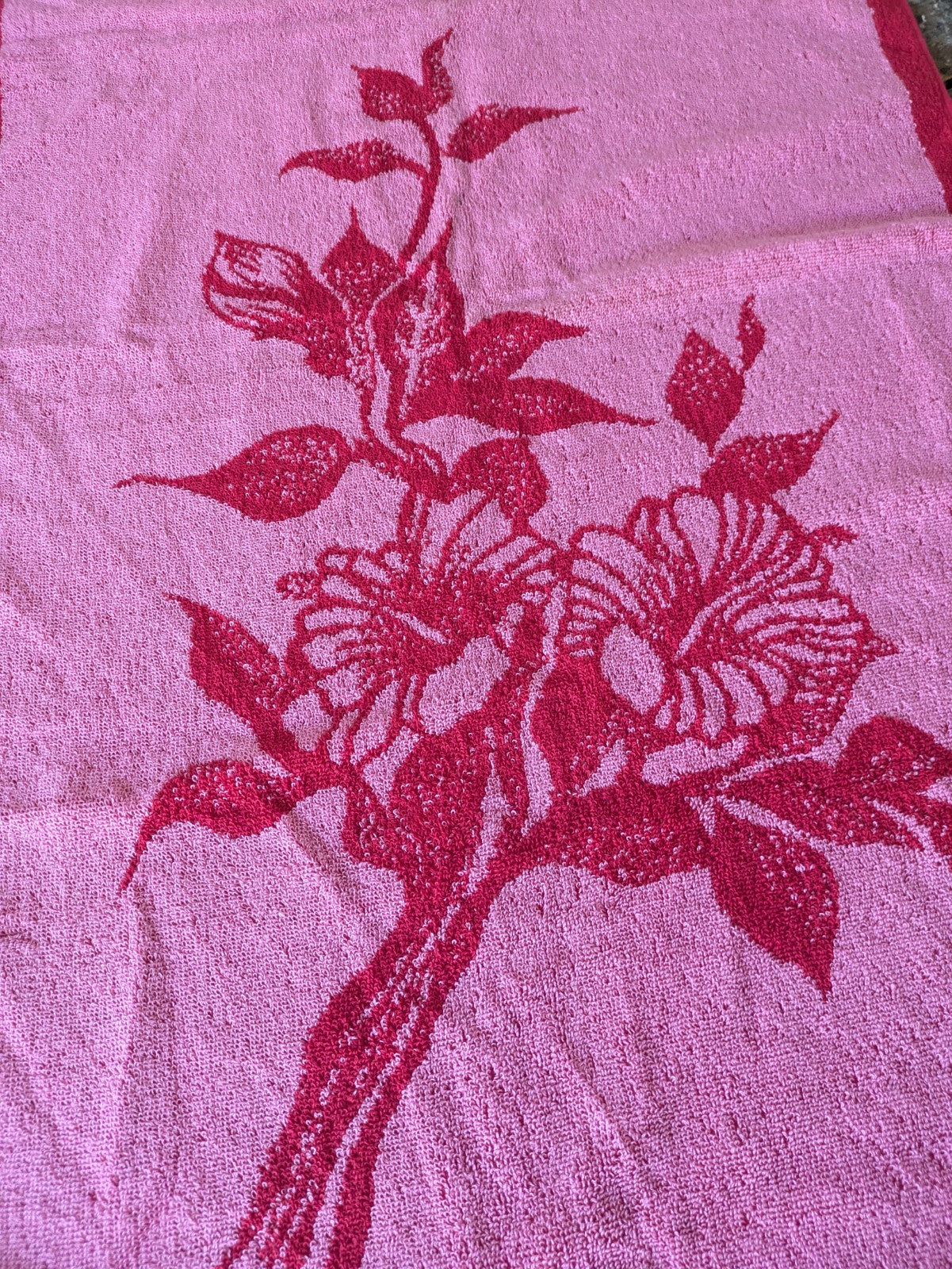 1x Vintage Towel Lily Flower Red Retro Bath bathroom prop Midcentury Cotton Vgc
