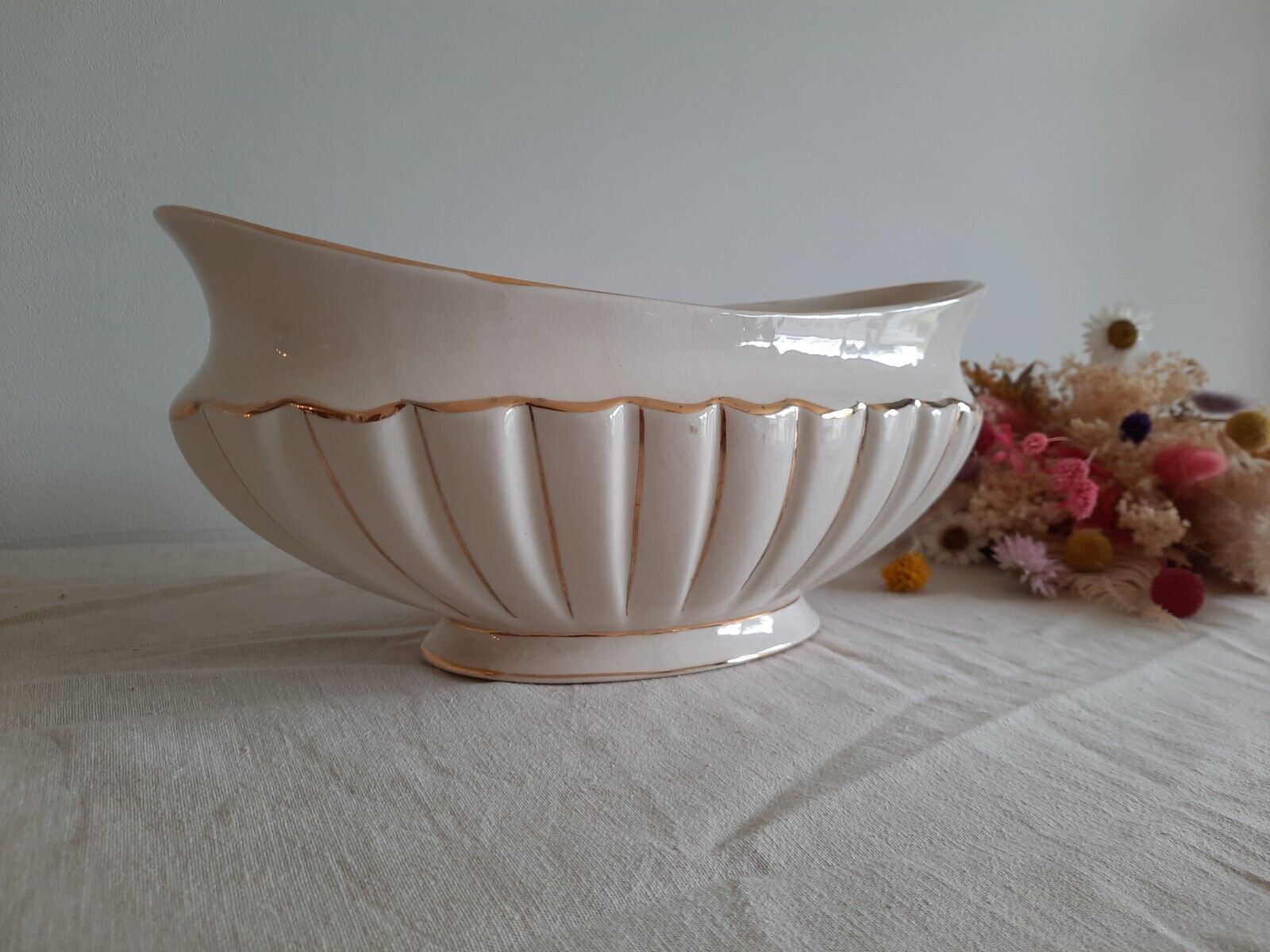 Shell Patterned Oval Mantle Vase White 1940's Pottery Gilt Retro Vintage Florist