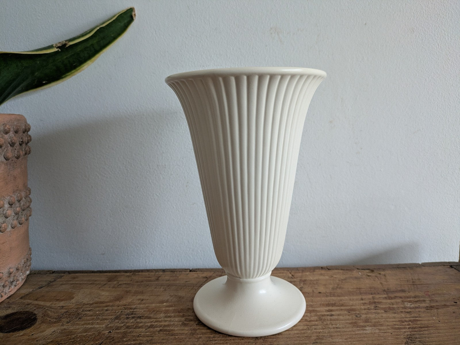 Vtg WEDGEWOOD Etruria & Barlaston Vase Ivory England Trumpet Fluted Ribbed Large
