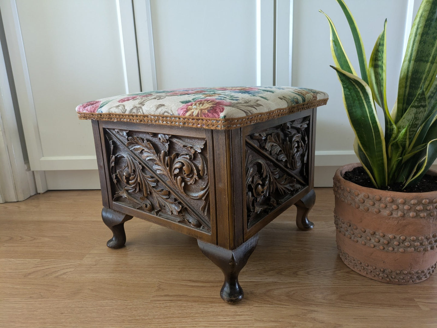 VTG ANTIQUE STYLE HEAVILY CARVED SEWING BOX STOOL SANDERSON UPHOLSTERED STORAGE